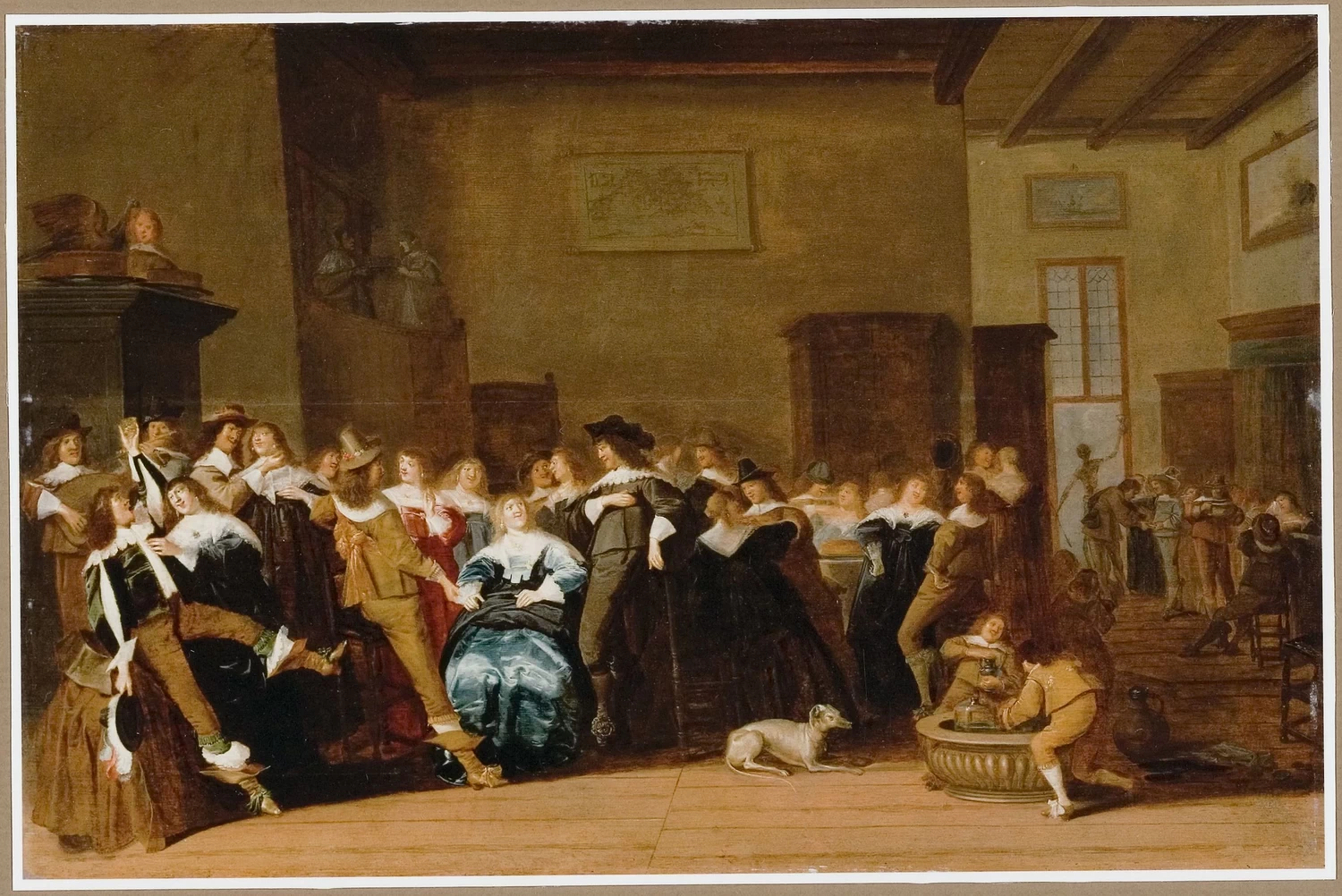 Elegante compagnia conversante in un interno